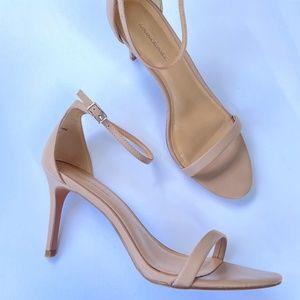 LIKE NEW Banana Republic heeled bare sandal 8.5